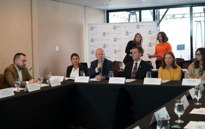 Imagen referente aGobierno colombiano firma alianza para garantizar los derechos laborales en el sector portuario de Colombia