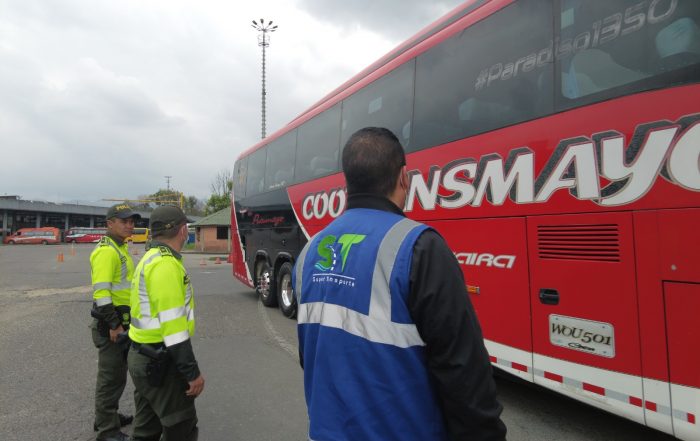 Agentes de transito y personal de la Supertransporte realizando supervisión en vías.