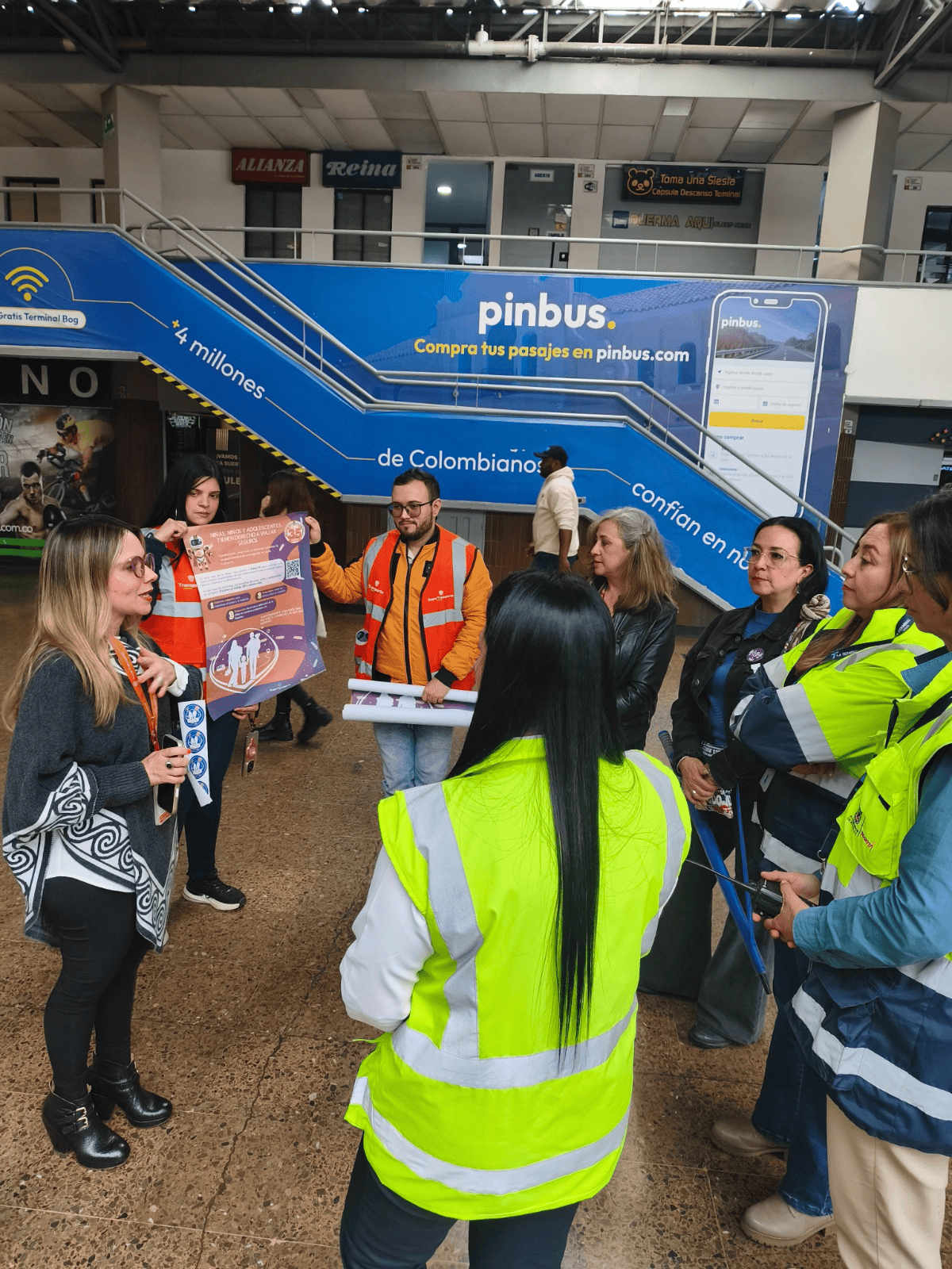 Funcionarios realizan jornada informativa en terminal de transporte sobre seguridad y prevención para usuarios.