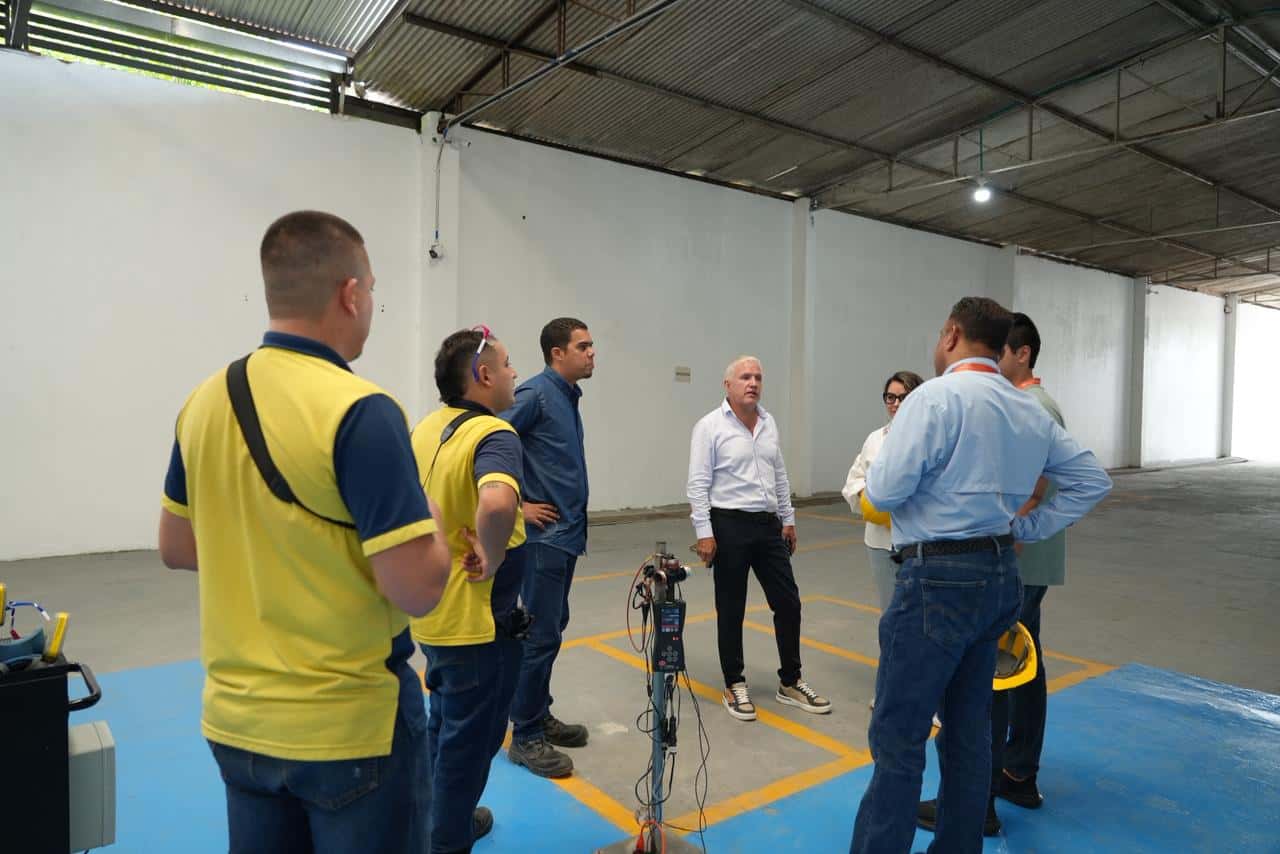 Grupo de personas en una inspección técnica dentro de un espacio industrial, alrededor de equipos de medición.
