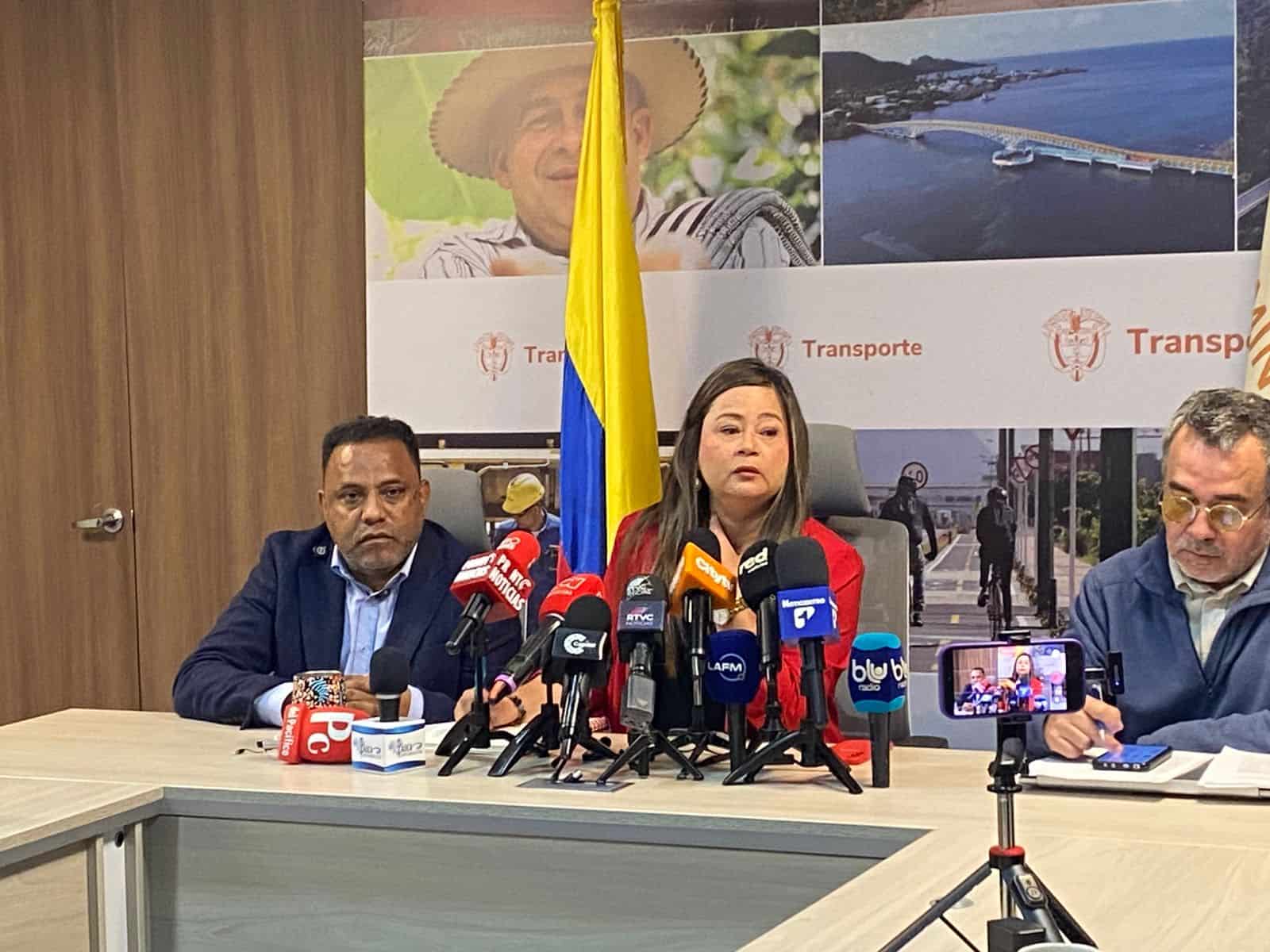 Rueda de prensa de la SuperTransporte con vocera principal y medios de comunicación durante anuncio institucional.