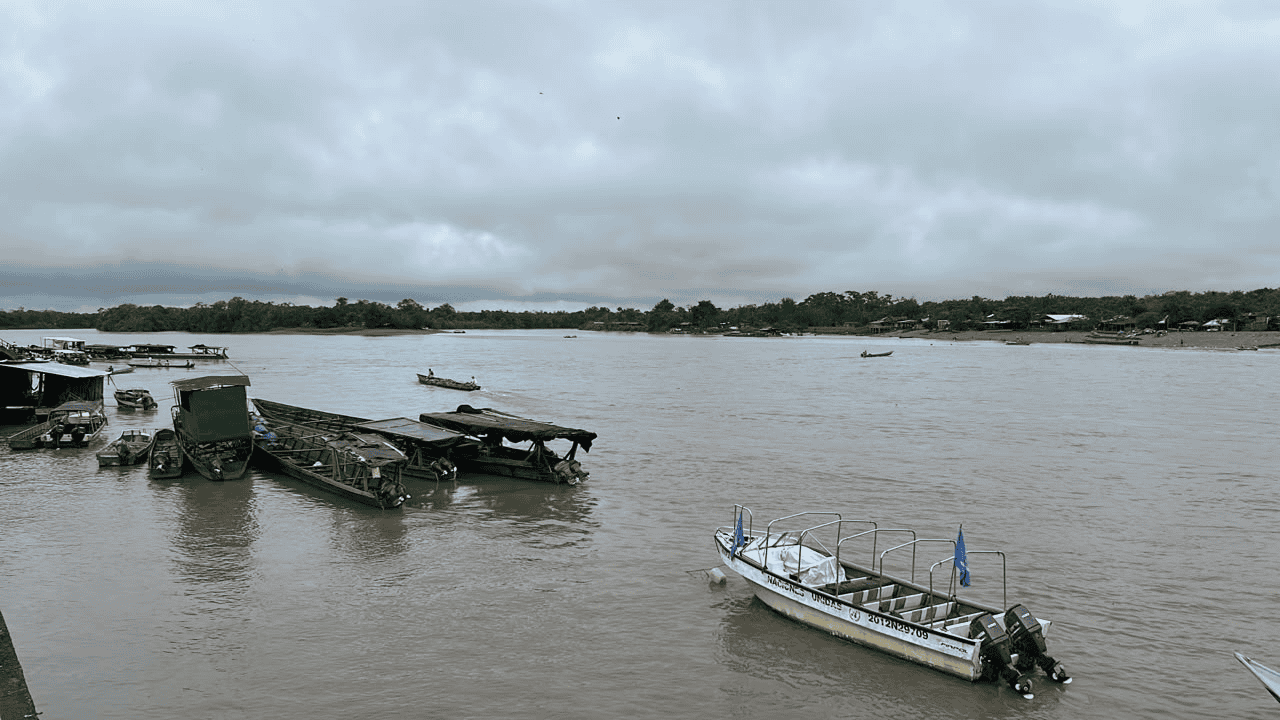 Embarcaciones menores sobre un río en zona rural del Chocó, con comunidades asentadas en la ribera.