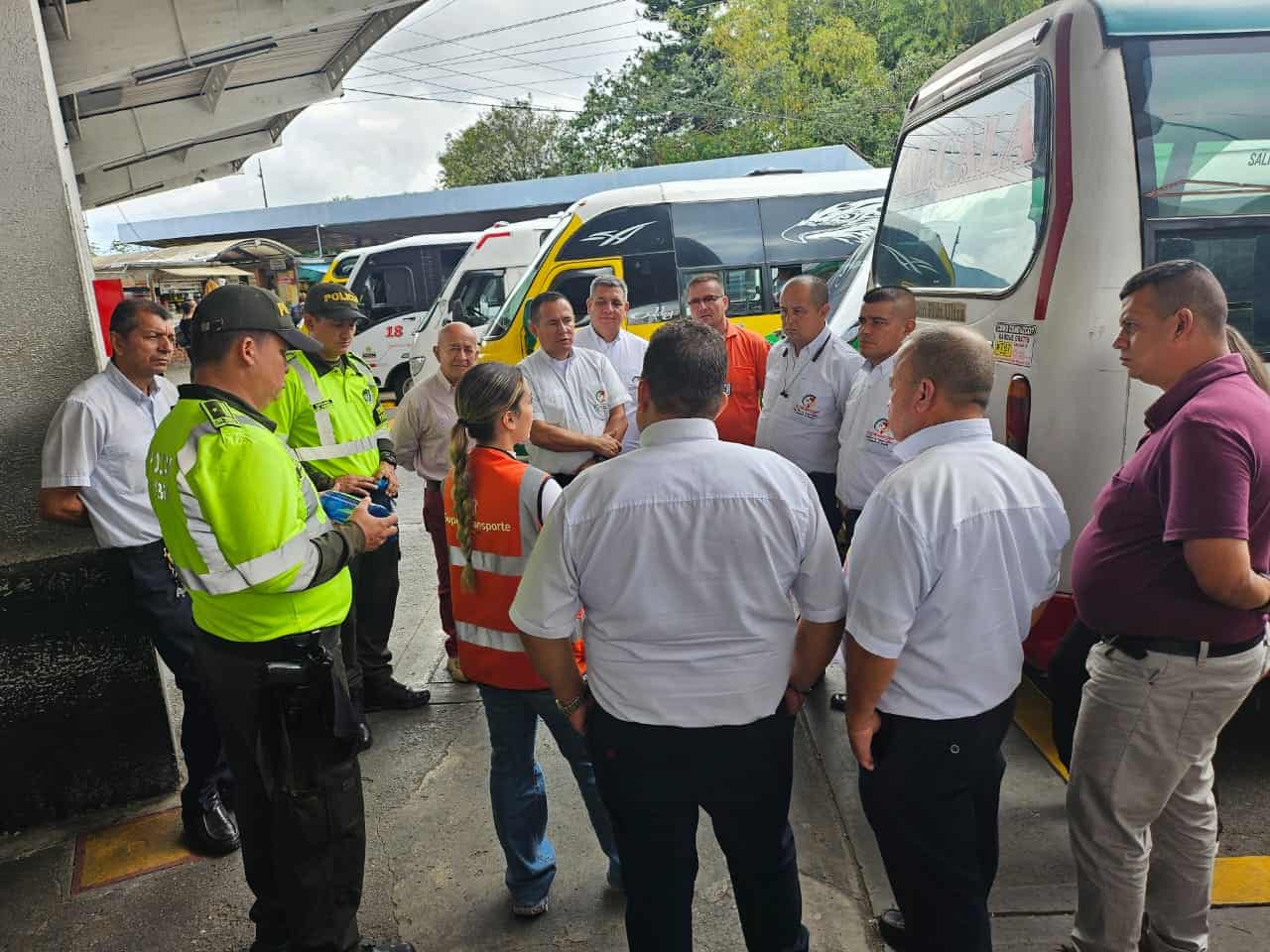 Funcionarios de la Superintendencia de Transporte, la Policía Nacional y empresas transportadoras participan en una jornada de coordinación en una terminal terrestre.