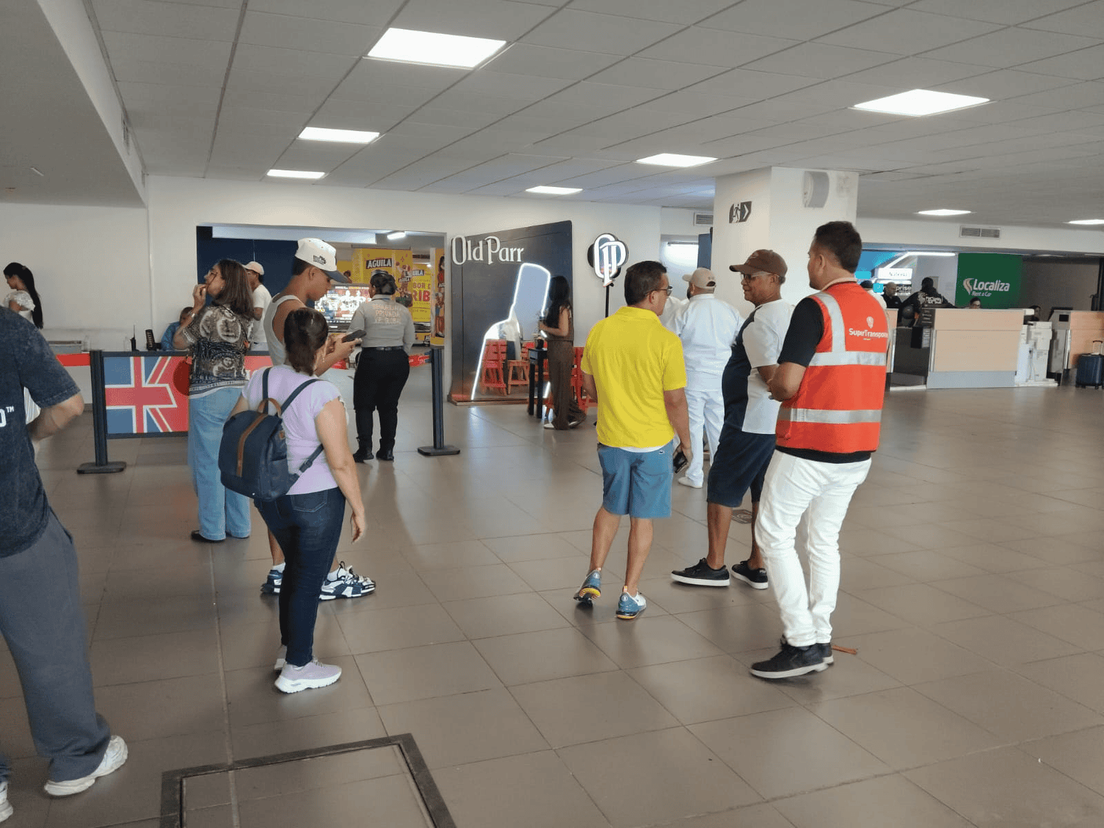 Funcionario de la Superintendencia de Transporte brinda orientación a viajeros en la terminal aérea durante una jornada de acompañamiento e inspección.