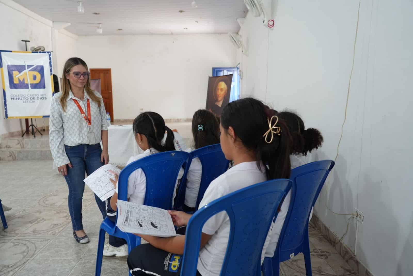 Niñas participan en actividad del Mes de las Cometas acompañadas por una funcionaria.