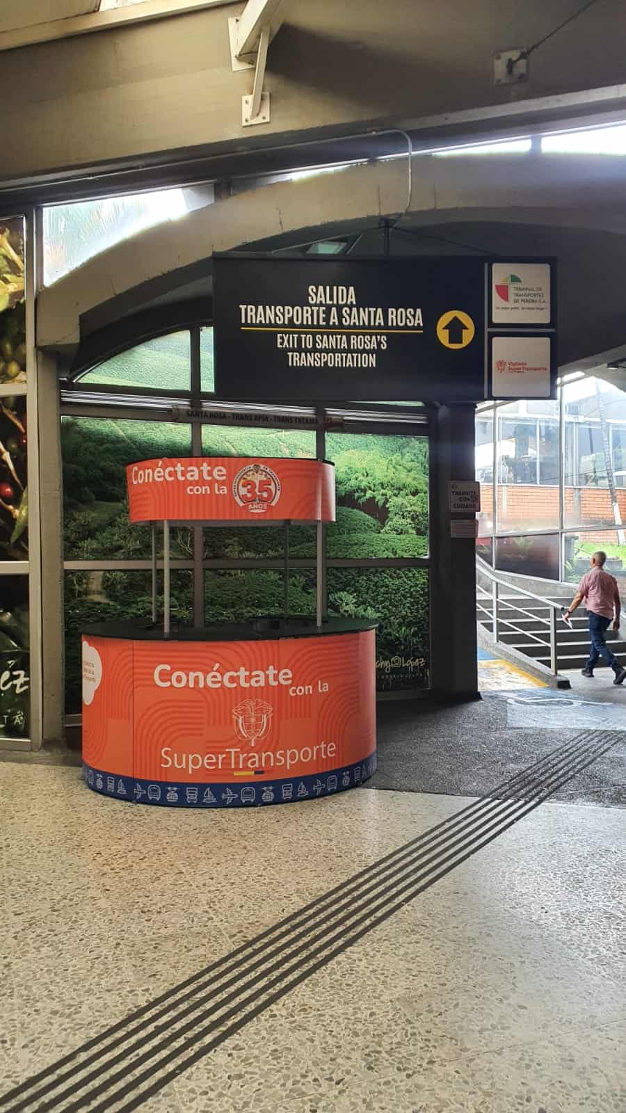 Funcionarios verifican las condiciones de una embarcación de transporte fluvial de pasajeros.