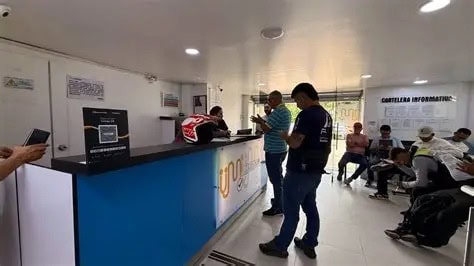 Usuarios realizan trámites y reciben atención en una oficina de transporte.