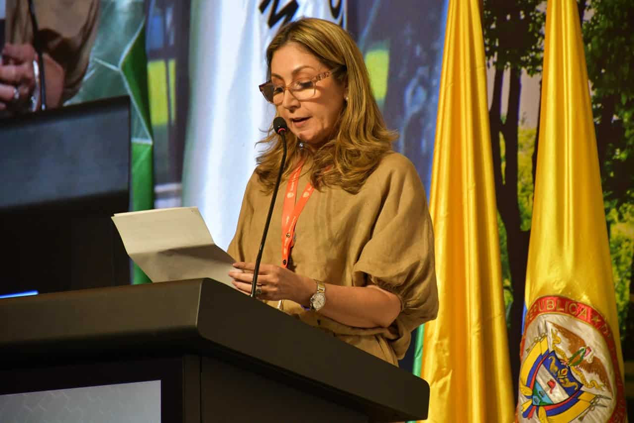 Ludmila del Carmen Vergara Rosales, Superintendente de Transporte, durante su intervención en un evento institucional.