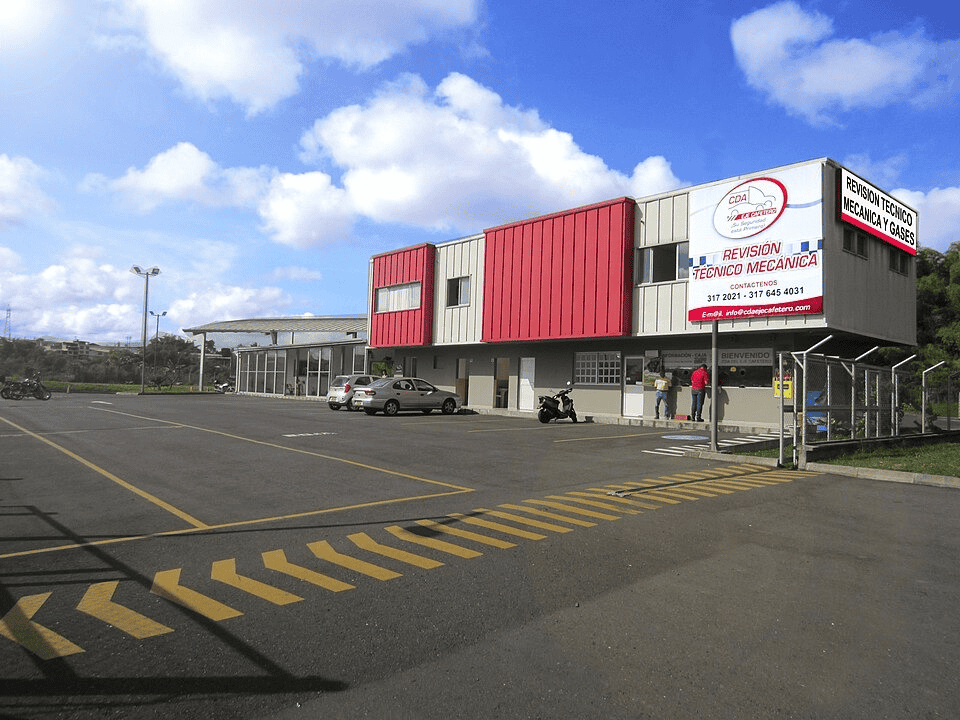 Centro de Diagnóstico Automotor con área de revisión técnico-mecánica y de gases para vehículos.